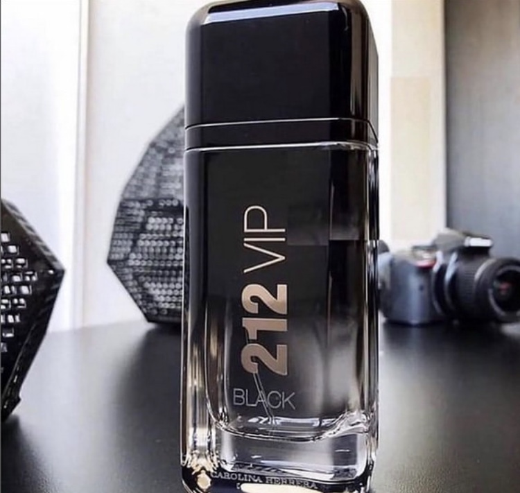Carolina Herrera 212 Vip Black EDT 100 ML Erkek Parfüm - Görsel 2